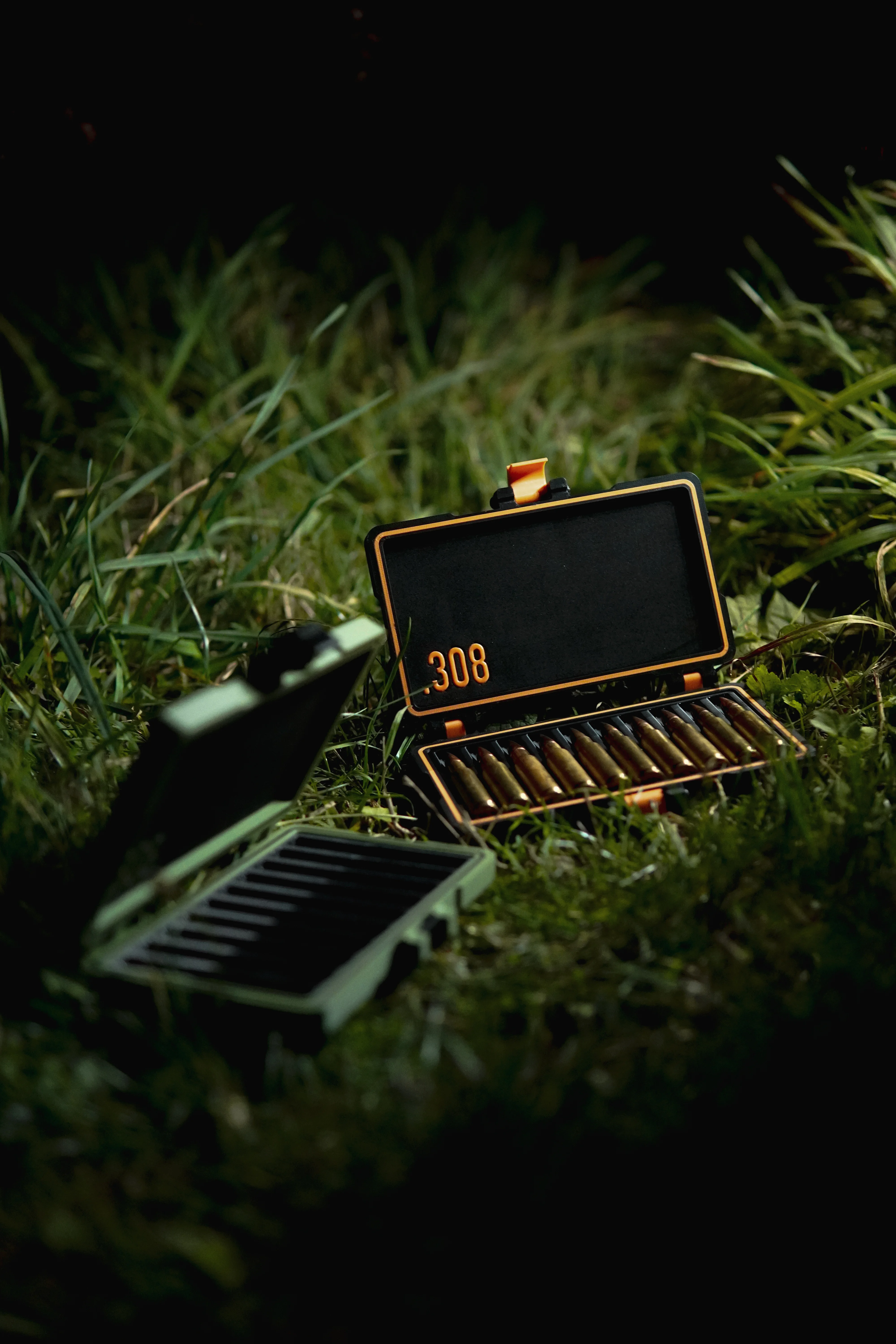 Gröna och orange ammunitionlådor med naturmotiv