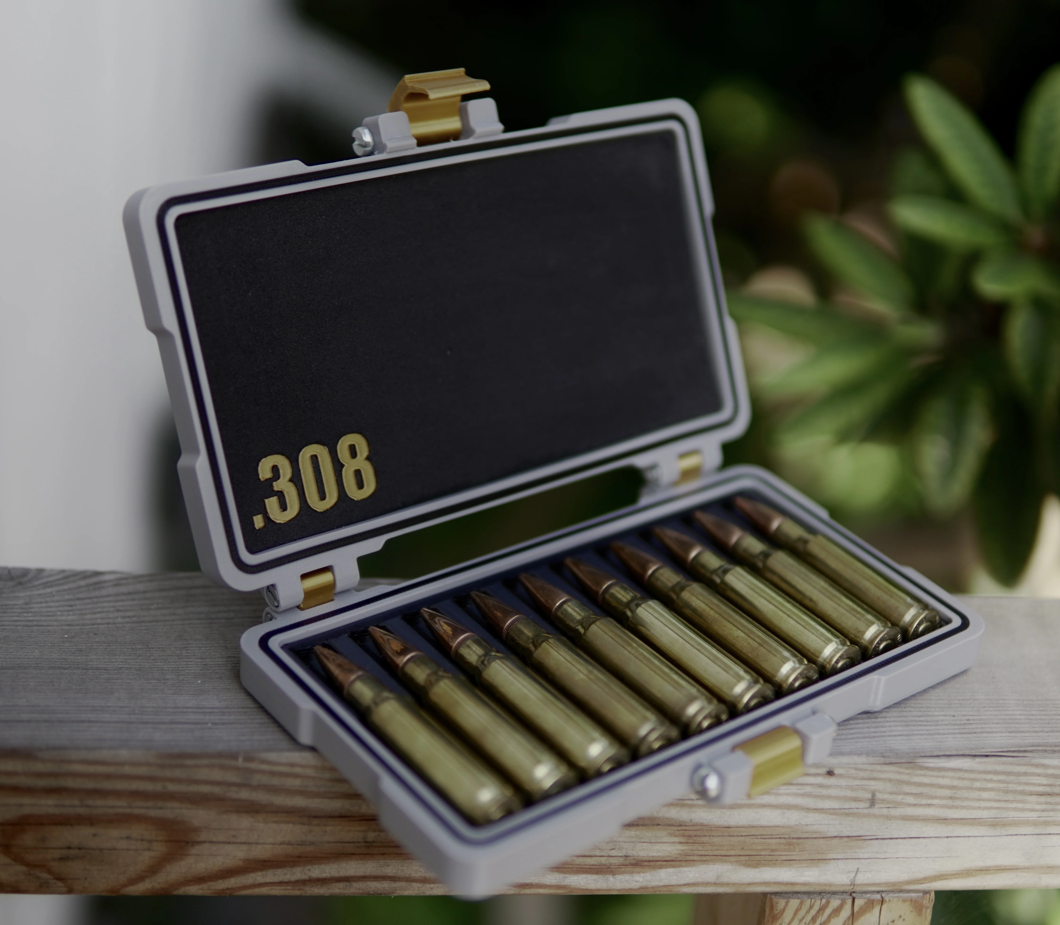 Öppen ammunitionlåda med .308 kaliber