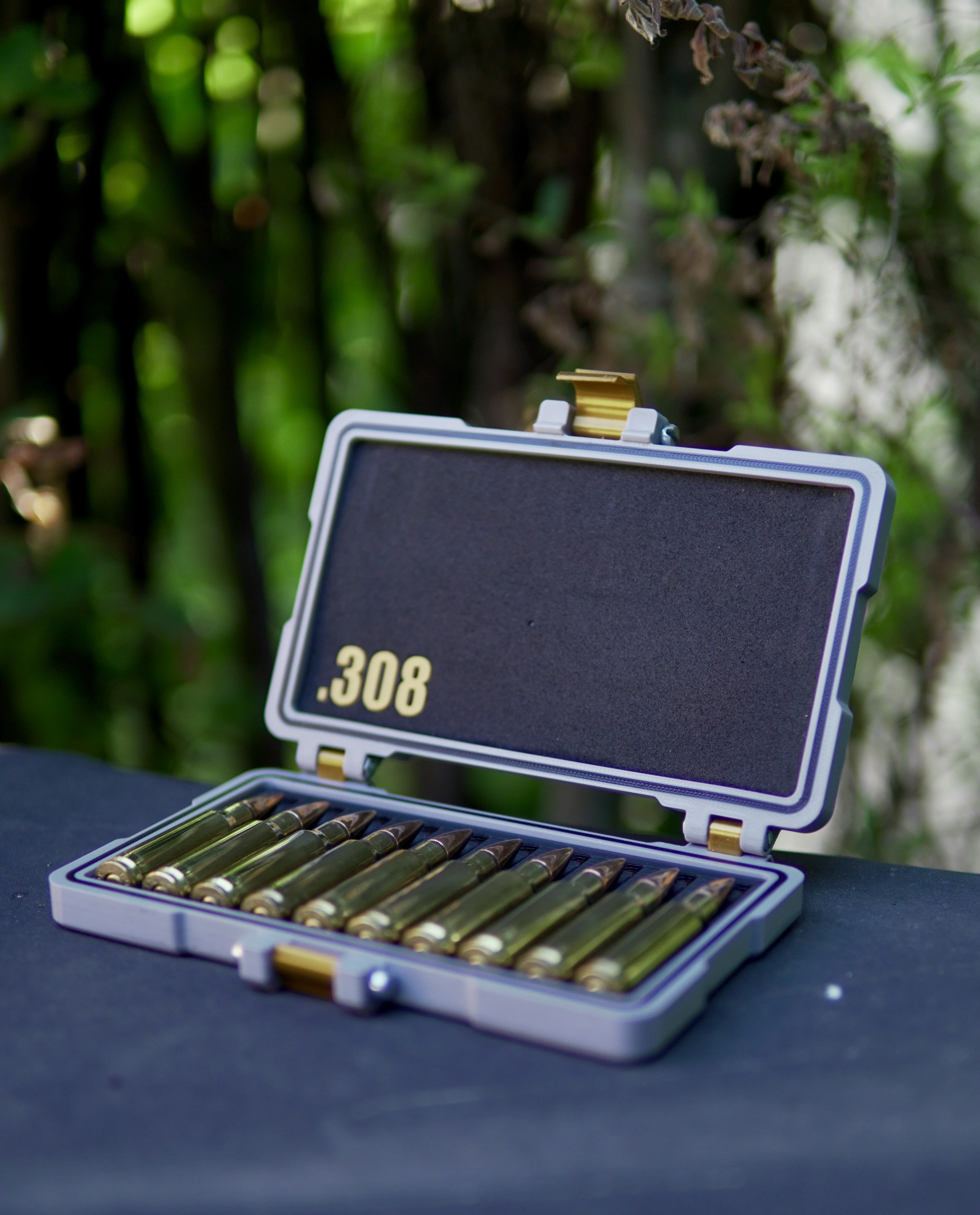 Person håller ammunitionlåda med naturmotiv